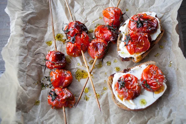 Grilled tomato skewers and toasted baguette — Stock Photo, Image