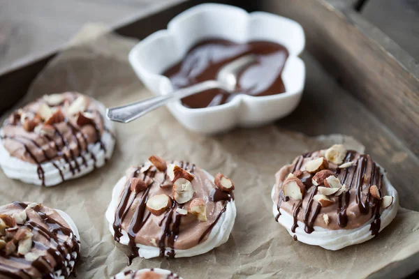 Mini pavlova met hazelnoot crème — Stockfoto