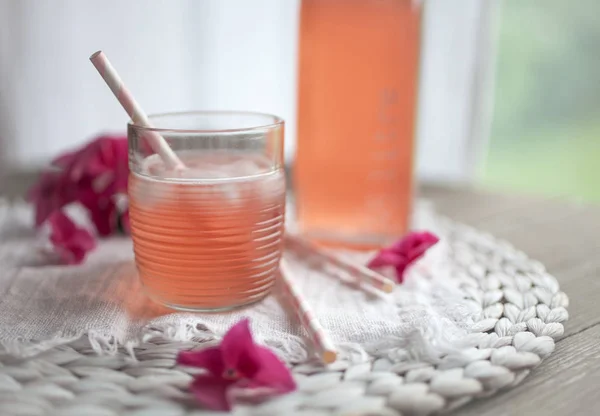 Домашний сок с ревенем — стоковое фото