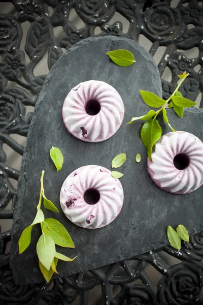 블루베리 케이크와 잎 — 스톡 사진
