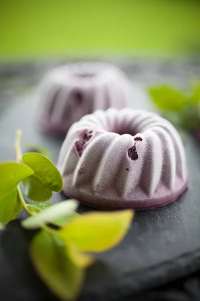 Blueberry  cakes and leaves — Stock Photo, Image