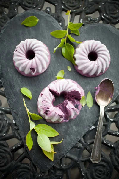 Blueberry  cakes and leaves — Stock Photo, Image