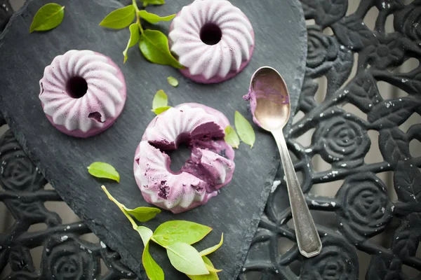 Blaubeerkuchen und -blätter — Stockfoto