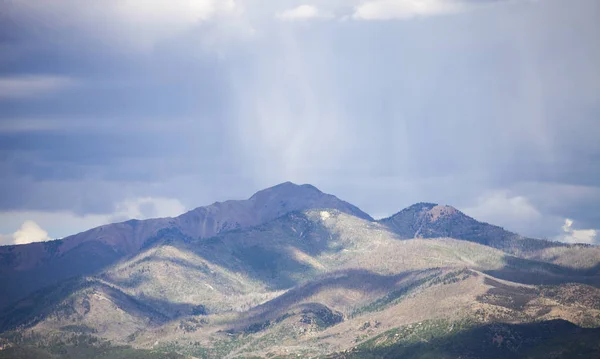 Paisagem com nuvens sobre montanhas — Fotografia de Stock