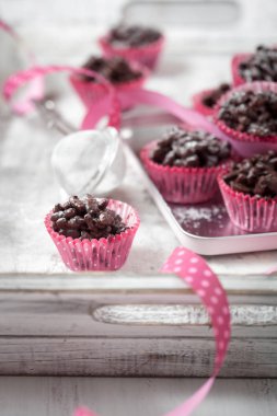 Sütlü çikolata ile pirinç çıtırlar 