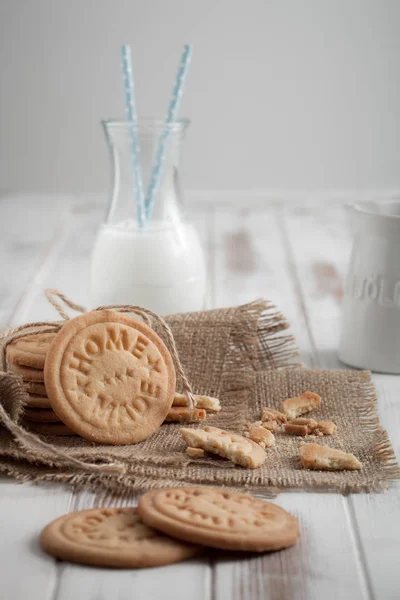Biscoitos e copo de leite — Fotografia de Stock