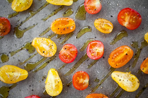 Closeup Červených Žlutých Rajčat Poloviny Během Sušení Kuchyni Sporák Kořením — Stock fotografie