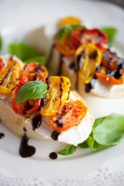 Närbild Hemmagjord Bruschetta Med Färskost Hälften Soltorkade Tomater Och Basilika — Stockfoto