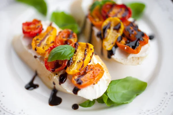 Closeup Bruschetta Caseiro Com Creme Queijo Tomates Meio Secos Manjericão — Fotografia de Stock