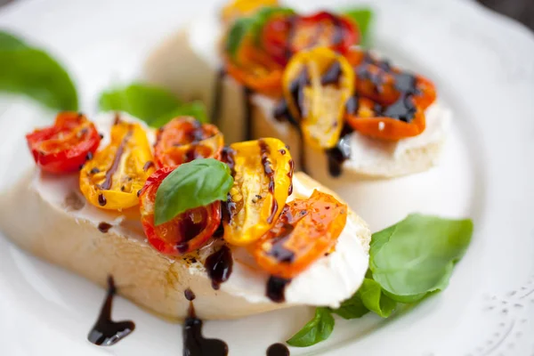 Closeup Bruschetta Caseiro Com Creme Queijo Tomates Meio Secos Manjericão — Fotografia de Stock