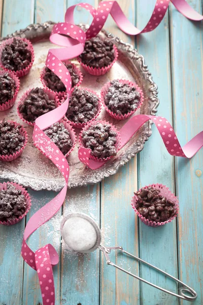 Närbild Rice Crispies Täckt Med Mjölkchoklad Blå Träbord Med Rosa — Stockfoto