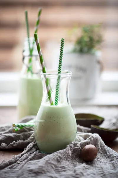 Primer Plano Batido Verde Con Yogur Aguacate Mesa Cocina — Foto de Stock