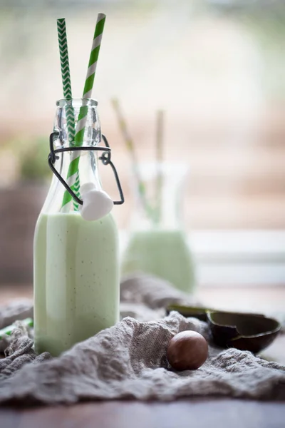 Close Van Groene Smoothie Met Yoghurt Avocado Keukentafel — Stockfoto