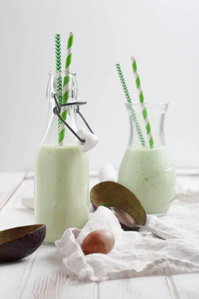 Closeup Smoothie Verde Com Iogurte Abacate Mesa Cozinha — Fotografia de Stock