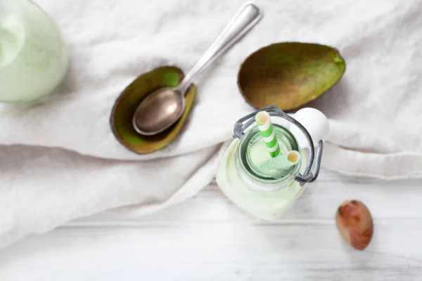 Yoğurt Mutfak Masasının Üzerinde Avokado Ile Yeşil Smoothie Closeup — Stok fotoğraf