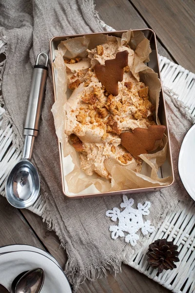 Von Oben Lebkuchen Mit Eis Auf Weihnachtlich Dekoriertem Tisch — Stockfoto