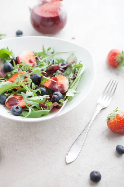 Fresh summer salad — Stock Photo, Image