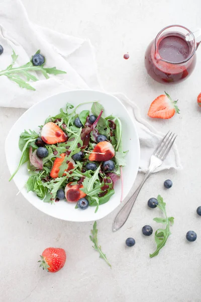 Fresh summer salad — Stock Photo, Image