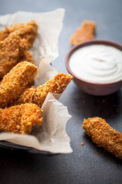 Ev yapımı tavuk ve dip sos