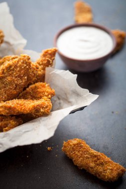 Ev yapımı tavuk ve dip sos