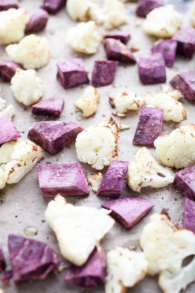 白花椰菜和紫色红薯 — 图库照片