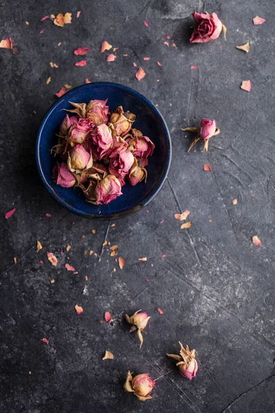 Getrocknete Rosa Rosenknospen Auf Dunklem Hintergrund — Stockfoto