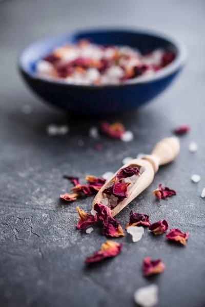 Sal Baño Con Pétalos Rosa Rosa Secos — Foto de Stock