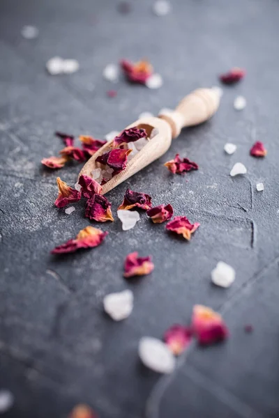 Badesalz Mit Rosa Getrockneten Rosenblättern — Stockfoto