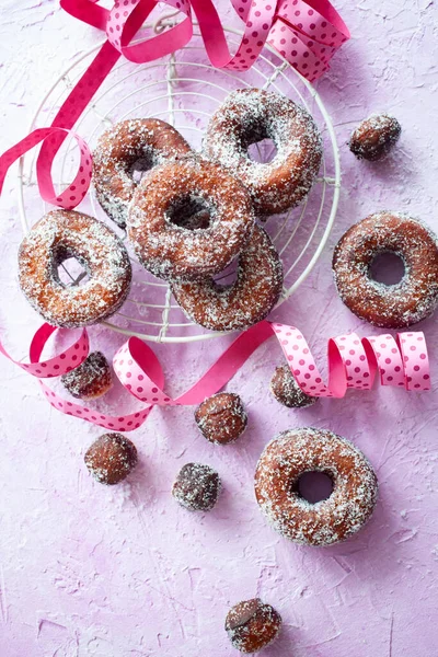 Zucker Donuts Und Rosa Schleife Auf Rosa Hintergrund — Stockfoto