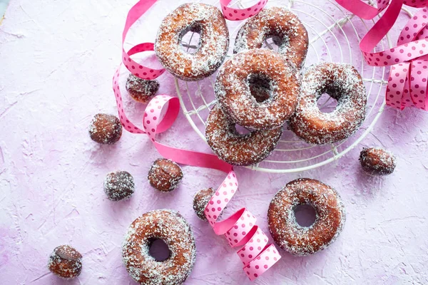 Donuts Açúcar Fita Rosa Fundo Rosa — Fotografia de Stock