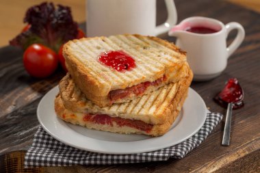 sucuklu kaarl tost 