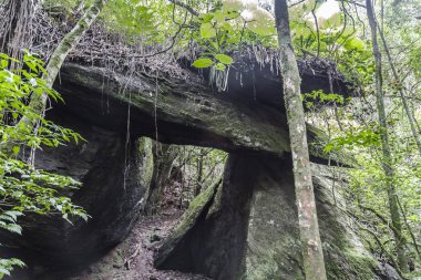 Taş portal ortasında iz, Aiuruoca, Minas Gerais, Brezilya