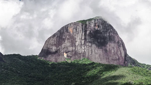 Rocha do Pico do Papagaio, Aiuruoca, Minas Gerais, Brasil — Fotografia de Stock