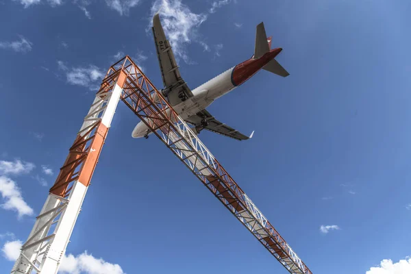 O avião aterrissando no aeroporto de Congonhas, então Paulo — Fotografia de Stock