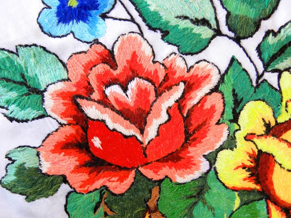 Bestickte Rote Rosenblume Auf Weißem Tuch Volkstümliche Handarbeit Und Kreativität — Stockfoto