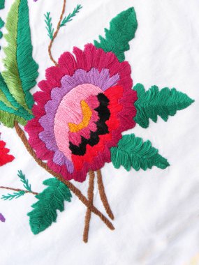   Beyaz arka planda işlenmiş çiçek, etnik kumaş dekoru, Ukrayna halk nakışı