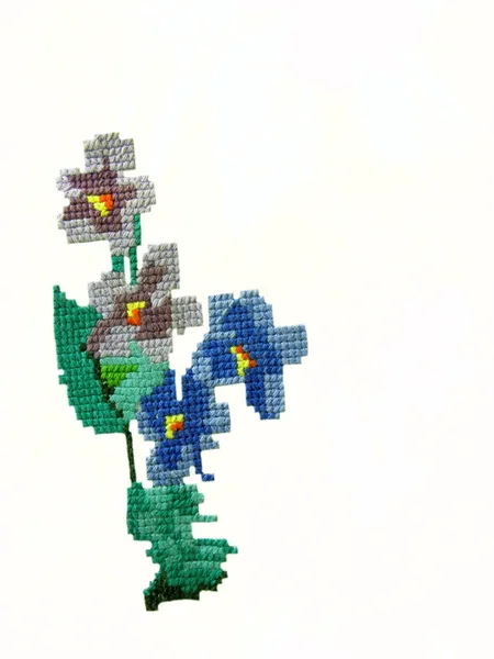 十字绣精美的花朵 白色背景 民族织物装饰 乌克兰民间刺绣 — 图库照片