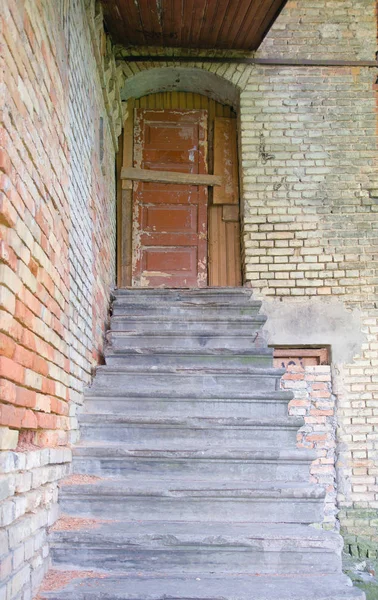 Vieille porte de maison en bois avec escaliers fissurés — Photo