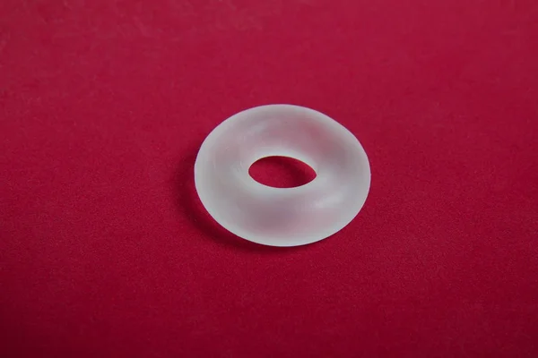 Bílá erekce prsten na červené — Stock fotografie