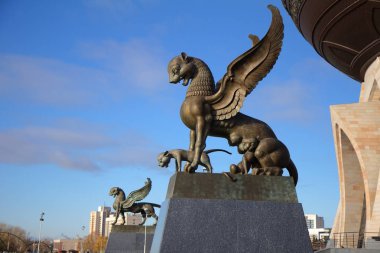 Kanatlı Barses - Tataristan Cumhuriyeti, Russ sembollerin heykeli