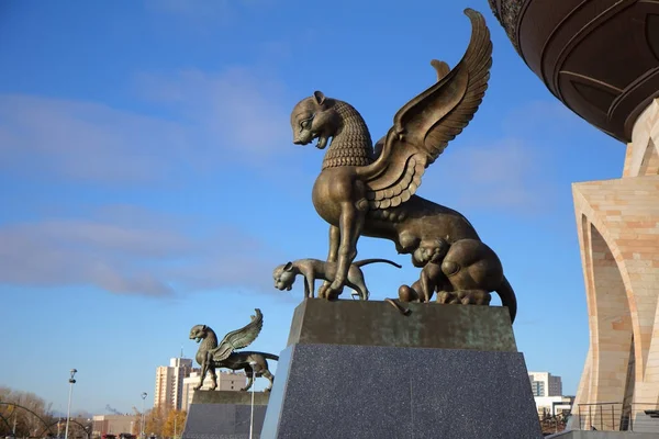 Standbeeld van gevleugelde Barses - symbolen van de Republiek van Tatarstan, Russ — Stockfoto