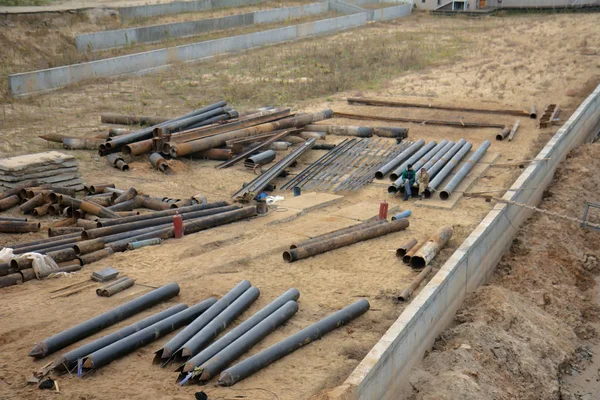 Tuberías en el suelo durante la reparación del puente — Foto de Stock