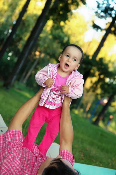 彼のかわいい幸せな幼児の女の子と遊ぶ若い父親 — ストック写真