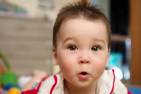 Meglepett baby csecsemő. gyermek szeme elkerekedett, és nyitott száj — Stock Fotó