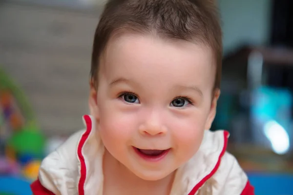 Closeup portret van kind, schattige kleuter meisje met verbaasd lachende — Stockfoto