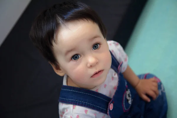 Aranyos kis bébi keres komoly portréja — Stock Fotó
