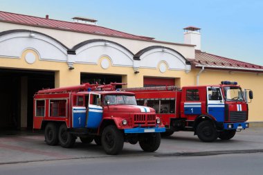 İtfaiye istasyonu yakınındaki iki itfaiye araçları