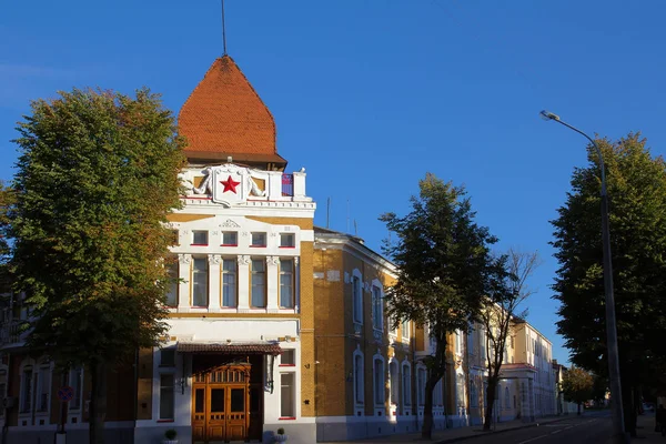 Grodno, Białoruś. Czerwony symbol gwiazdy radzieckie na dachu domu — Zdjęcie stockowe