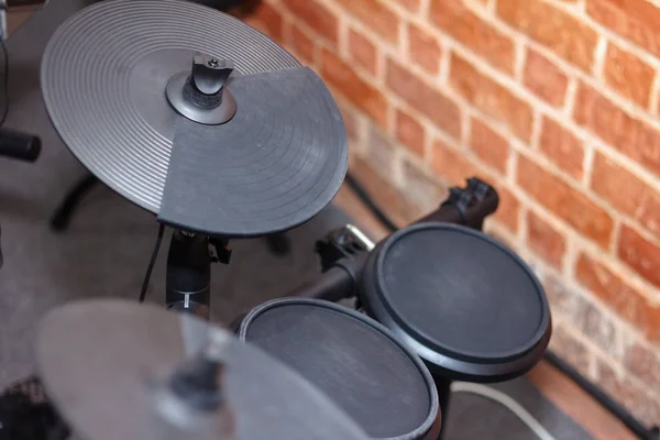 Nahaufnahme eines modernen elektronischen Schlagzeugs als musikalisches Backg — Stockfoto