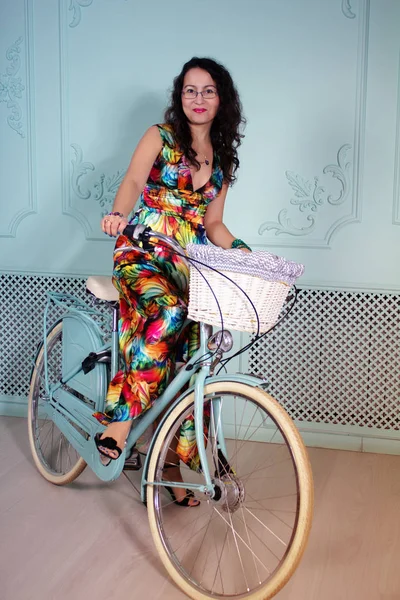 Studio porträtt av en lycklig ung asiatisk kvinna med cykel — Stockfoto